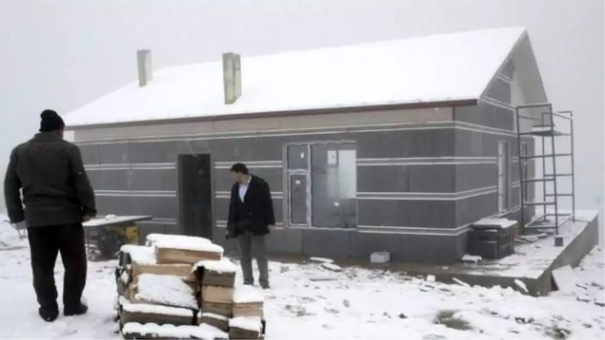 Aladağ\'a Kayakseverler İçin Kurulan Prefabrik Bina Tamamlandı