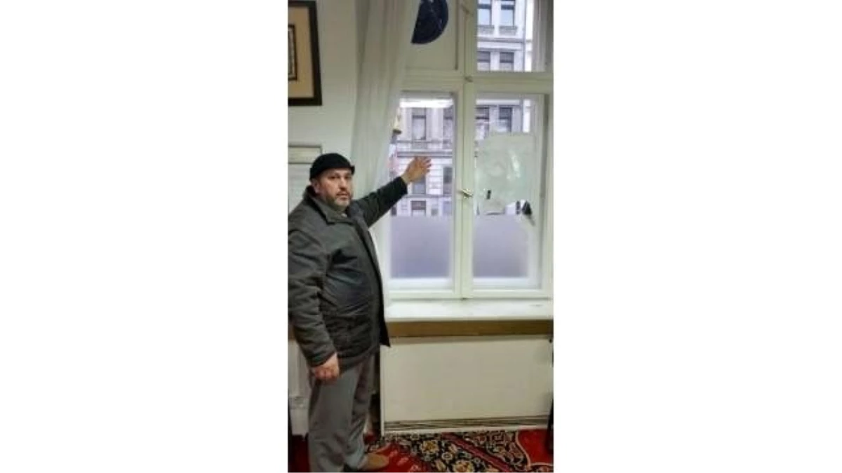 Berlin\'de Camiye Taşlı Saldırı