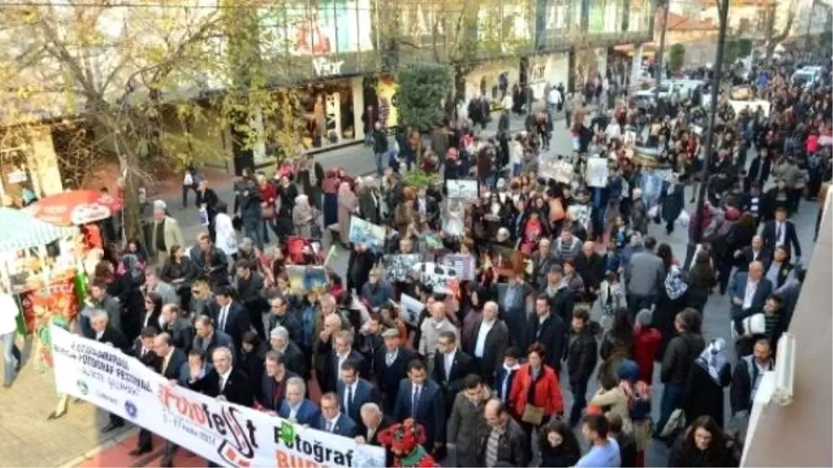 Bursa \'Fotofest\' Coşkulu Yürüyüşle Başladı