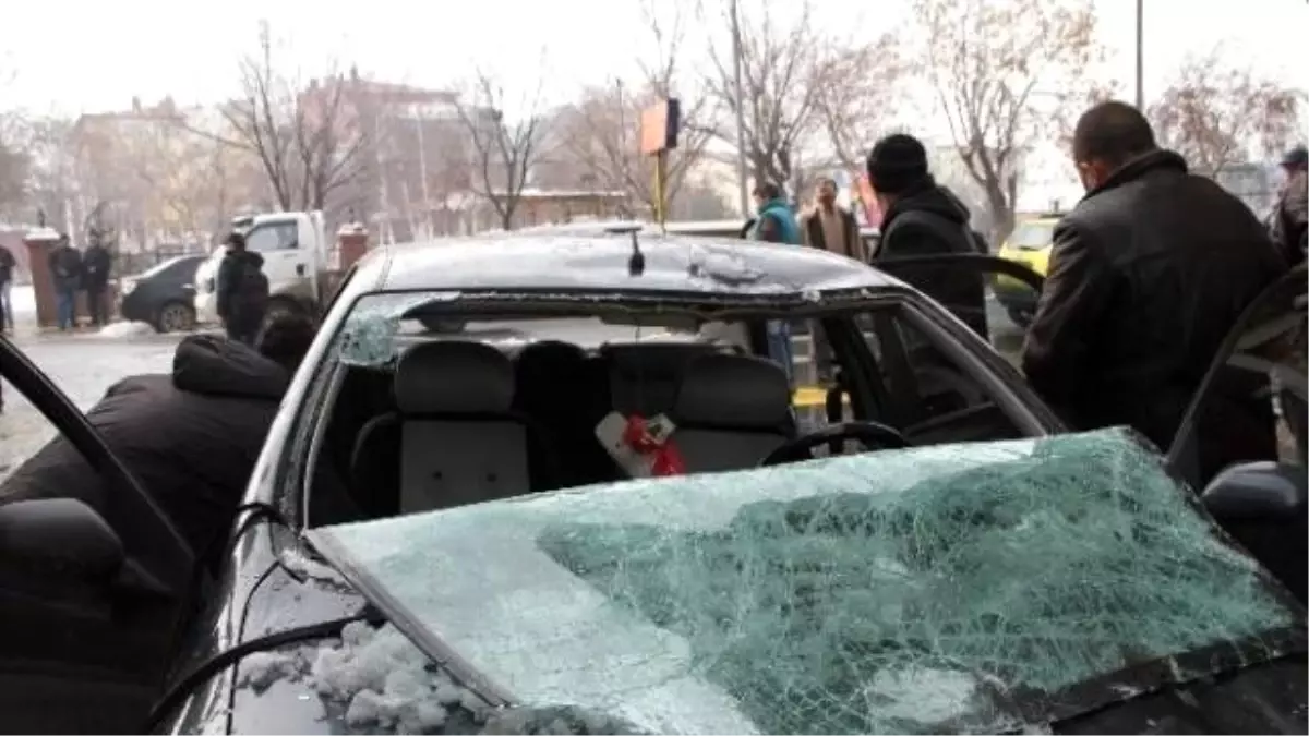 Çatıdan Düşen Buz Otomobili Hurdaya Çevirdi