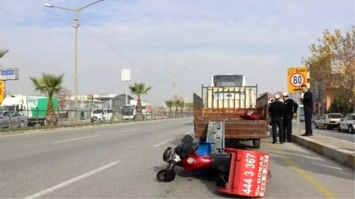 Denizli\'de Motosikletli Kurye ile Otobüs Çarpıştı: 1 Ölü