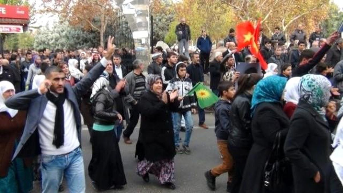 Diyarabakır\'da DBP\'nin Yürüyüşünde Bayrak Gerginliği