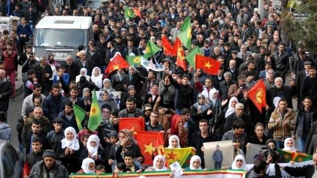 Diyarbakır\'da Gözaltıları Yürüyüşle Protesto Ettiler
