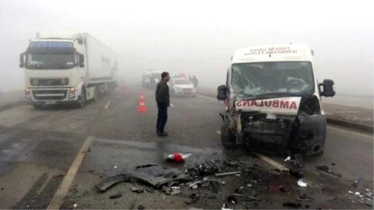 Doğubayazıt\'ta 2 Ambulans Kaza Yaptı: 3 Yaralı