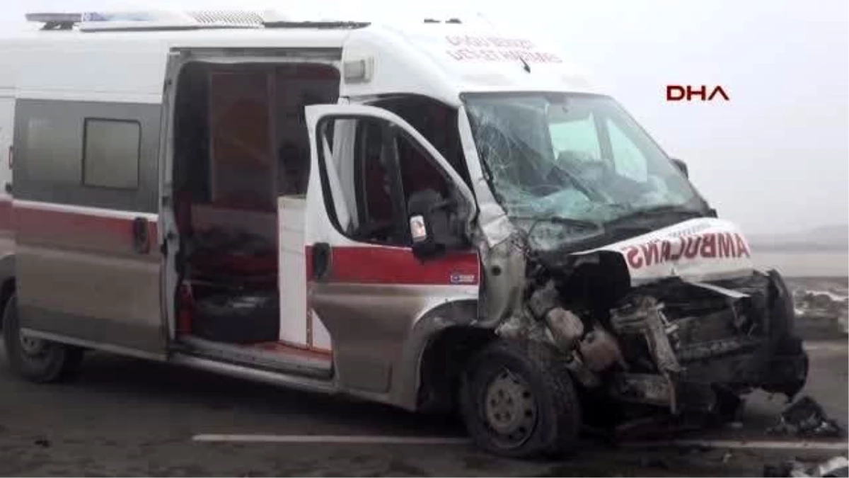 Doğubayazıt\'ta 2 Ambulans Kaza Yaptı 3 Yaralı Var