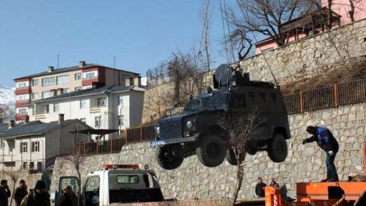 Hakkari\'de Polis Aracı \'Akrep\' Kaza Yaptı