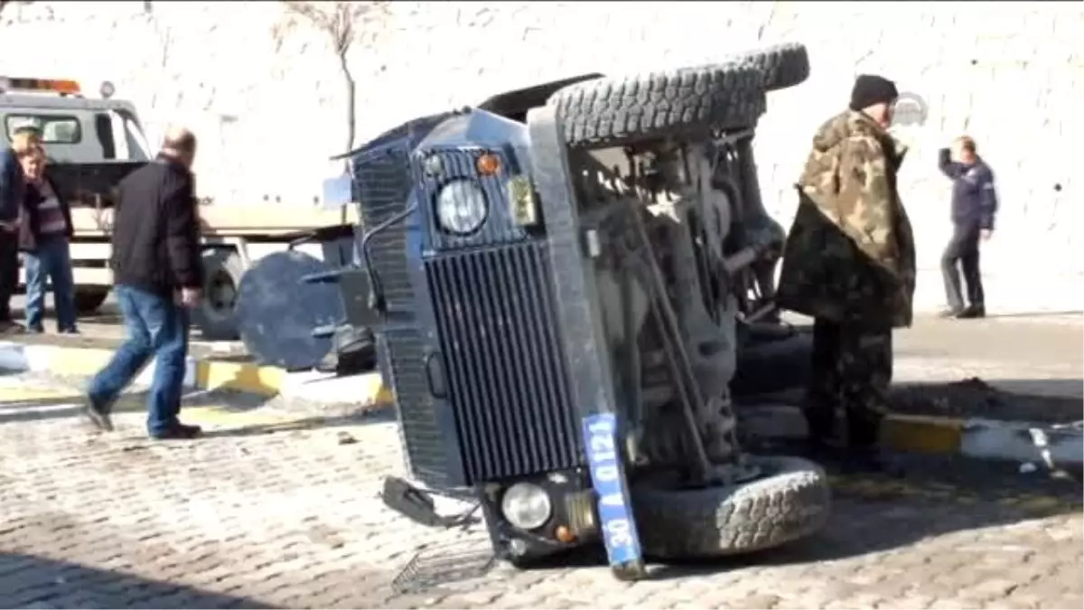 Hakkari\'de Zırhlı Araç Devrildi: 1 Polis Yaralı