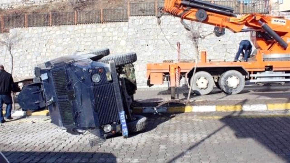 Hakkari\'de Zırhlı Araç Devrildi: 1 Polis Yaralı