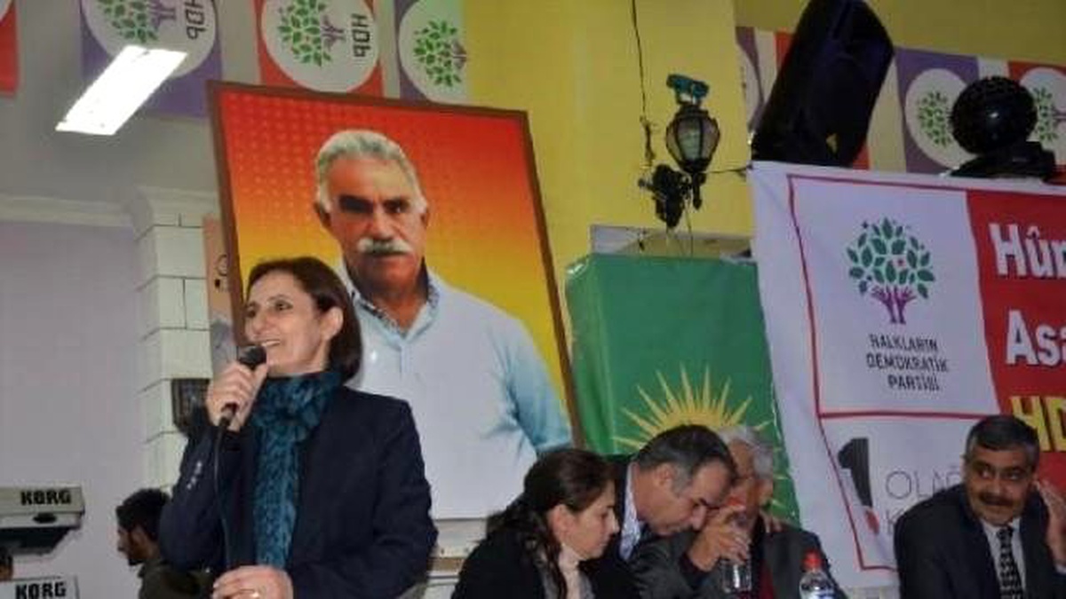 HDP Kongresinde Türk ve PKK Bayrağı Yan Yana Asıldı