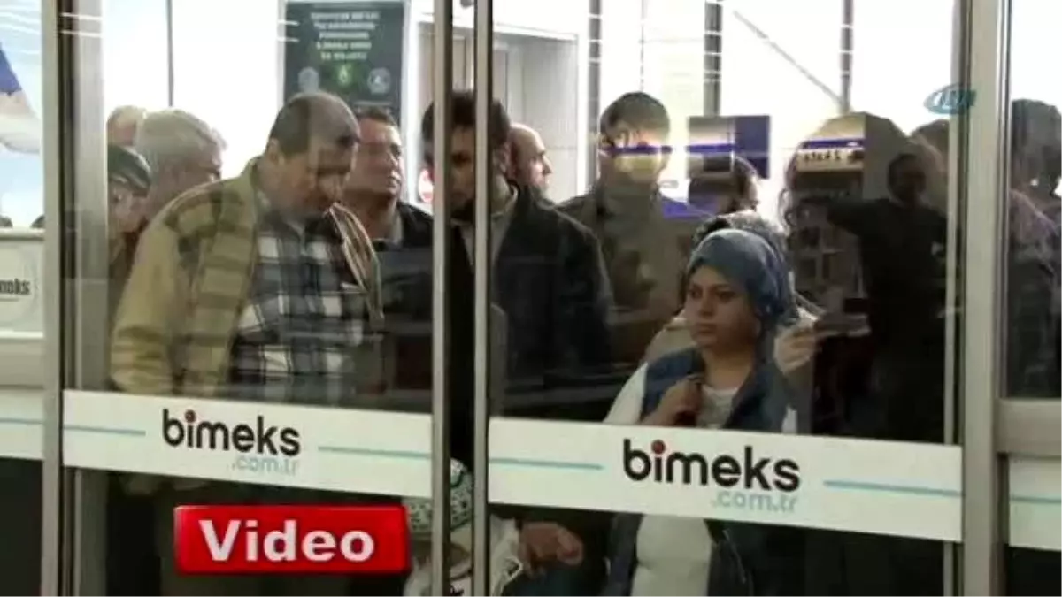 İndirimli Ürünleri Almak İçin Birbirleriyle Yarıştılar