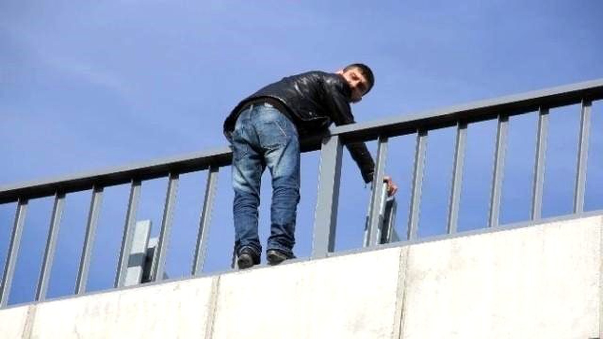 İntihara Kalkıştı, Düşme Tehlikesi Geçirince Bariyerlere Tutundu