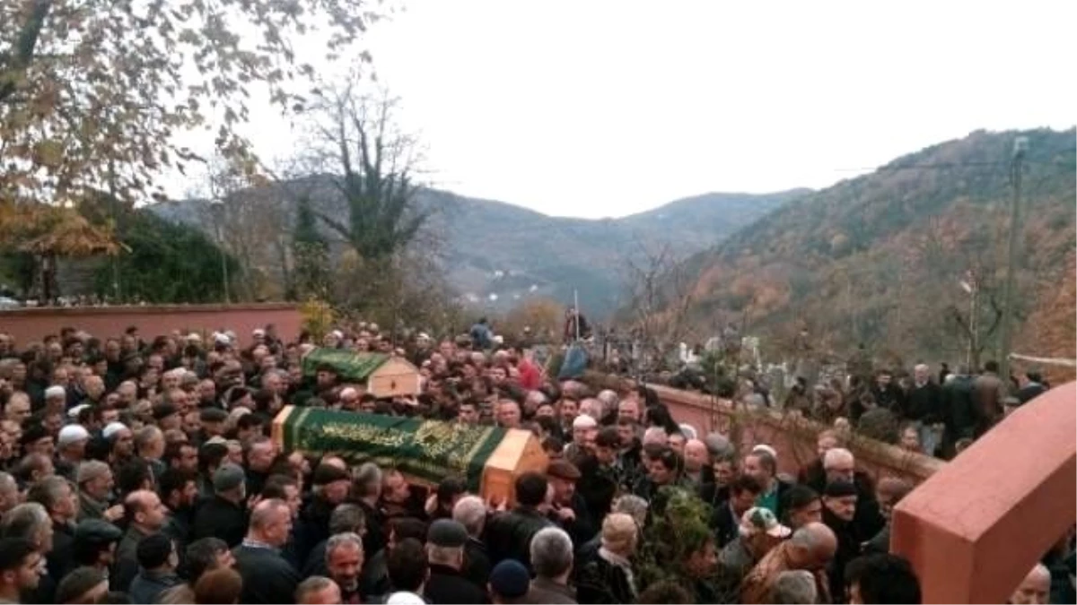 Kastamonu\'da Öldürülen 2 Kuzen Gözyaşları İçerisinde Defnedildi
