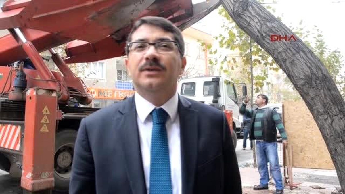 Manisa\'da 40 Yıllık Ihlamur Ağacının Yeri Değiştirildi