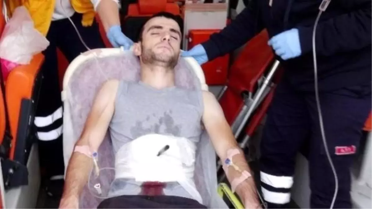 Karnındaki Bıçakla Hastaneye Kaldırıldı