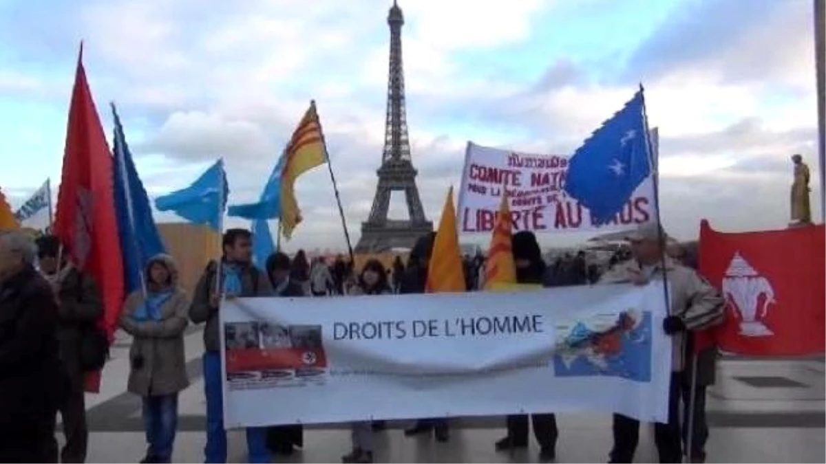 Paris\'te Uygur Türklerinden Çin Protestosu
