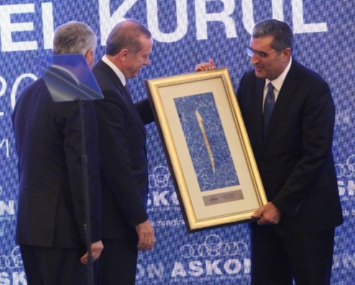 Cumhurbaşkanı Erdoğan\'dan Askon Genel Kurulunda Konuk\'a Plaket