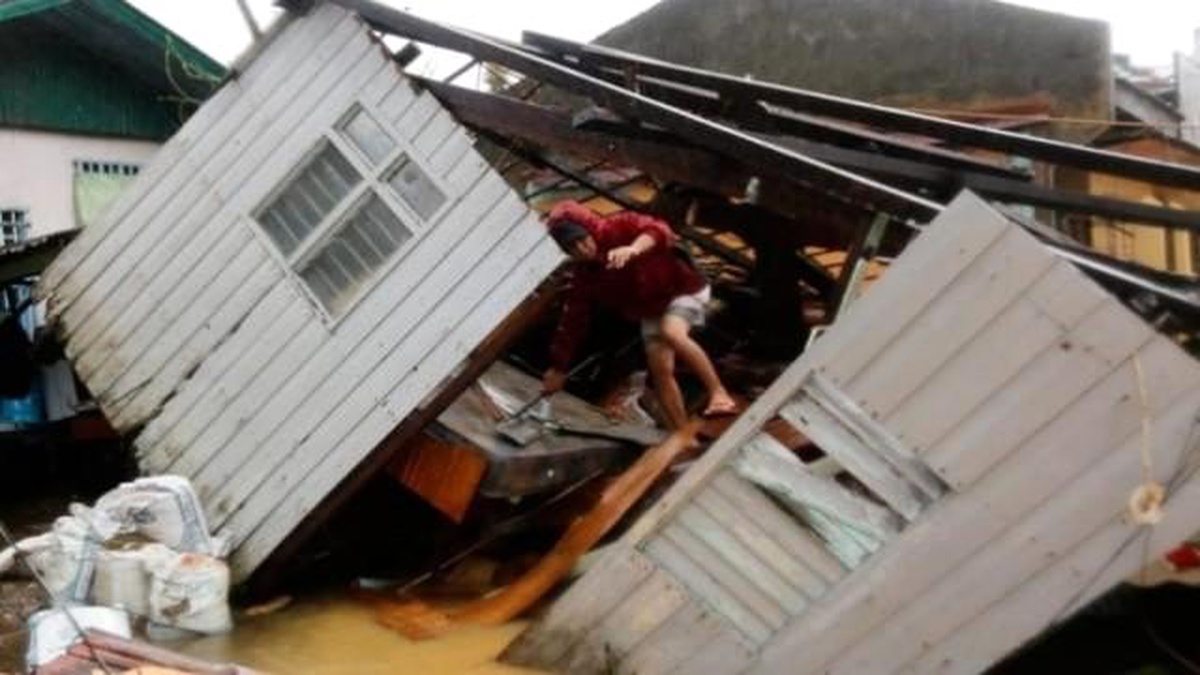 Filipinler\'de Hagupit Tayfunu Yıkıp Geçiyor