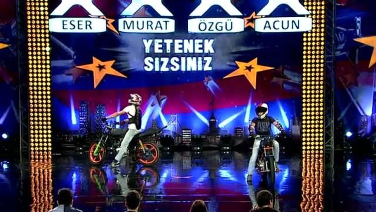 İbrahim Sayın ve Kadir Can Arda\'dan Motosikletli Akrobasi Gösterisi