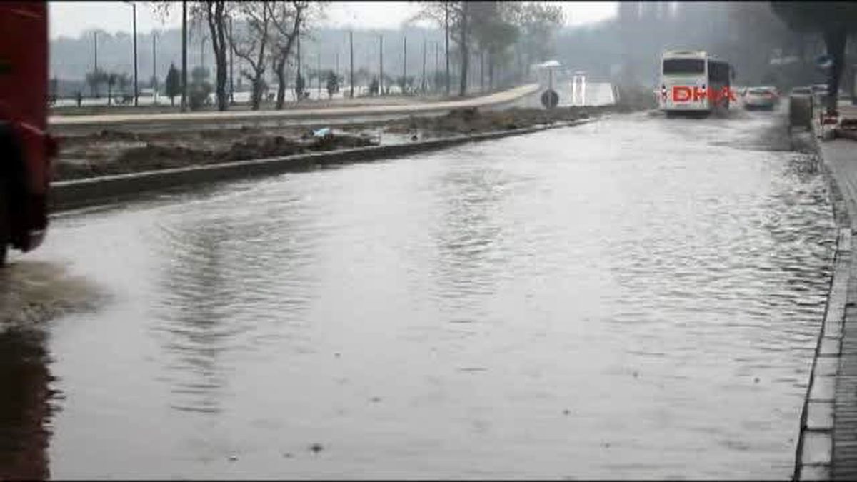 Çanakkale\'de Karayolu Ulaşımına Yağmur Engeli