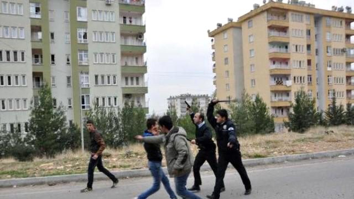 Madde Bağımlıları Polise Saldırdı: 7 Gözaltı