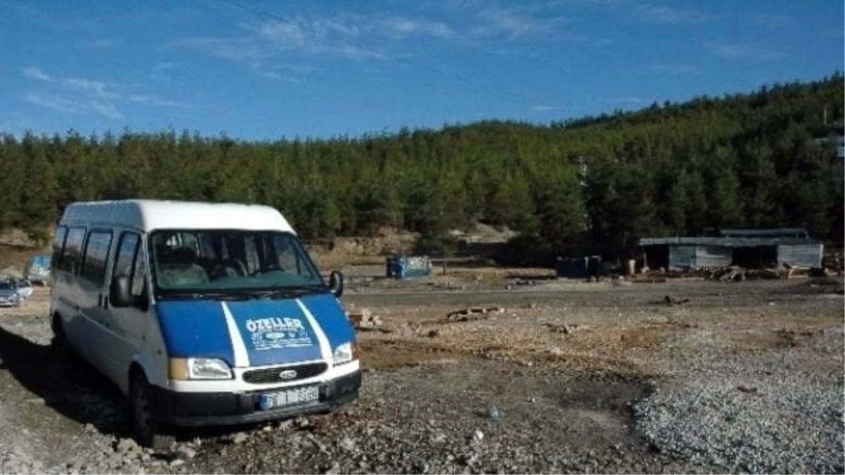 Madencileri Ocağa Getiren Minibüs Terk Edilmiş Halde Duruyor