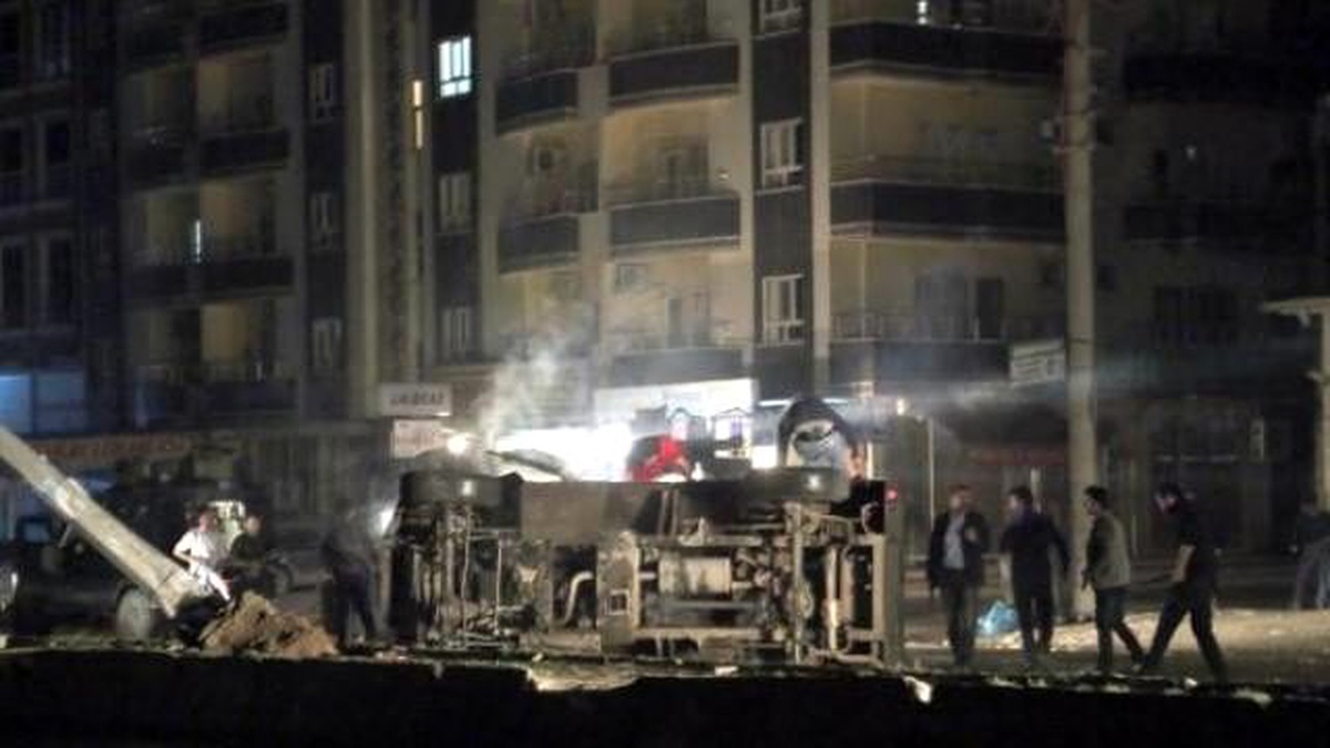 Molotof Kokteylinin İsabet Ettiği Zırhlı Araç Tretuvara Çarpıp Devrildi: 2 Yaralı