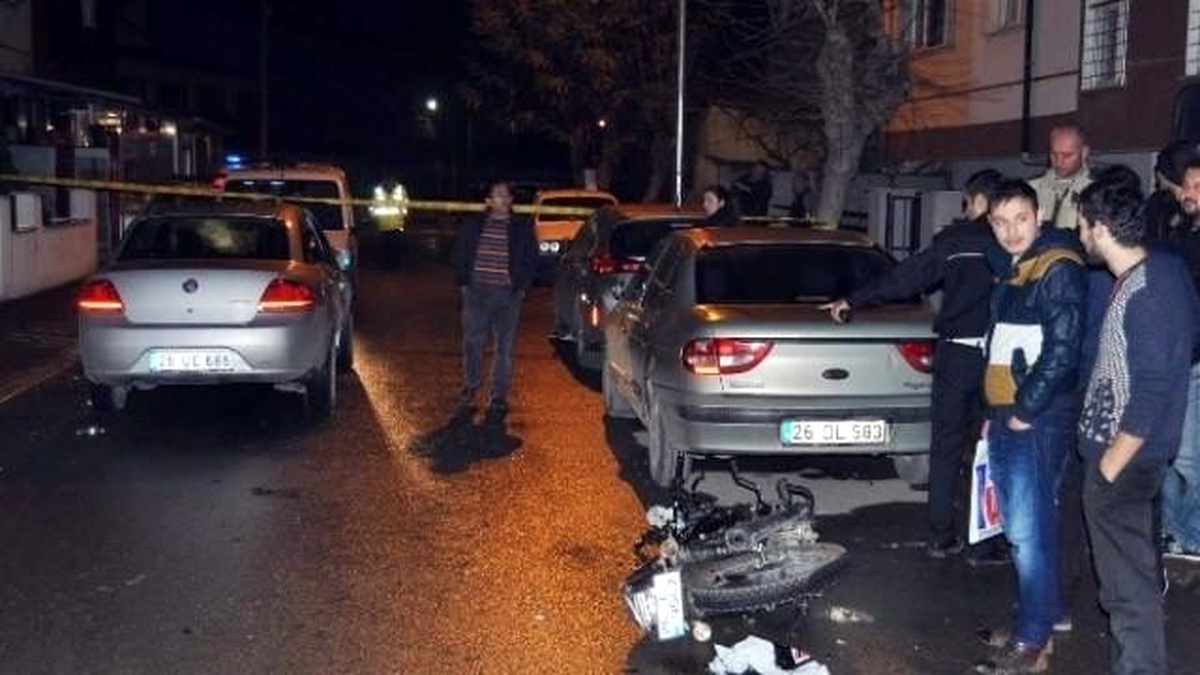 Motosikletle Otomobil Çarpıştı: 1 Ölü 3 Yaralı