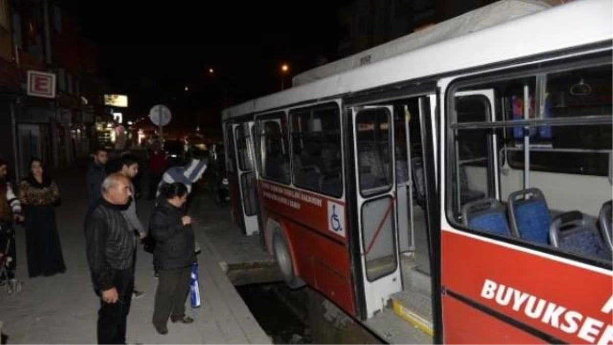 Adana\'da Yol Çöktü, Otobüs Çukura Düştü