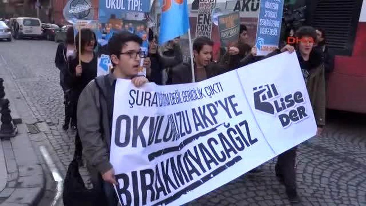 Zorunlu Din Dersi Kararı Protesto Edildi