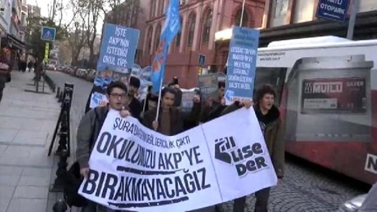 Zorunlu Din Dersi Kararı" Protestosu