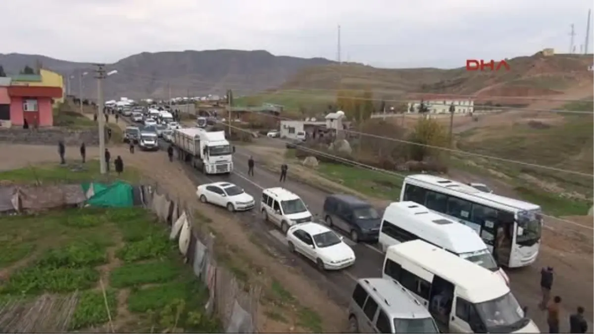 10 Gündür Elektrikleri Olmayan Köylüler Şırnak-Cizre Yolunu Kapattı