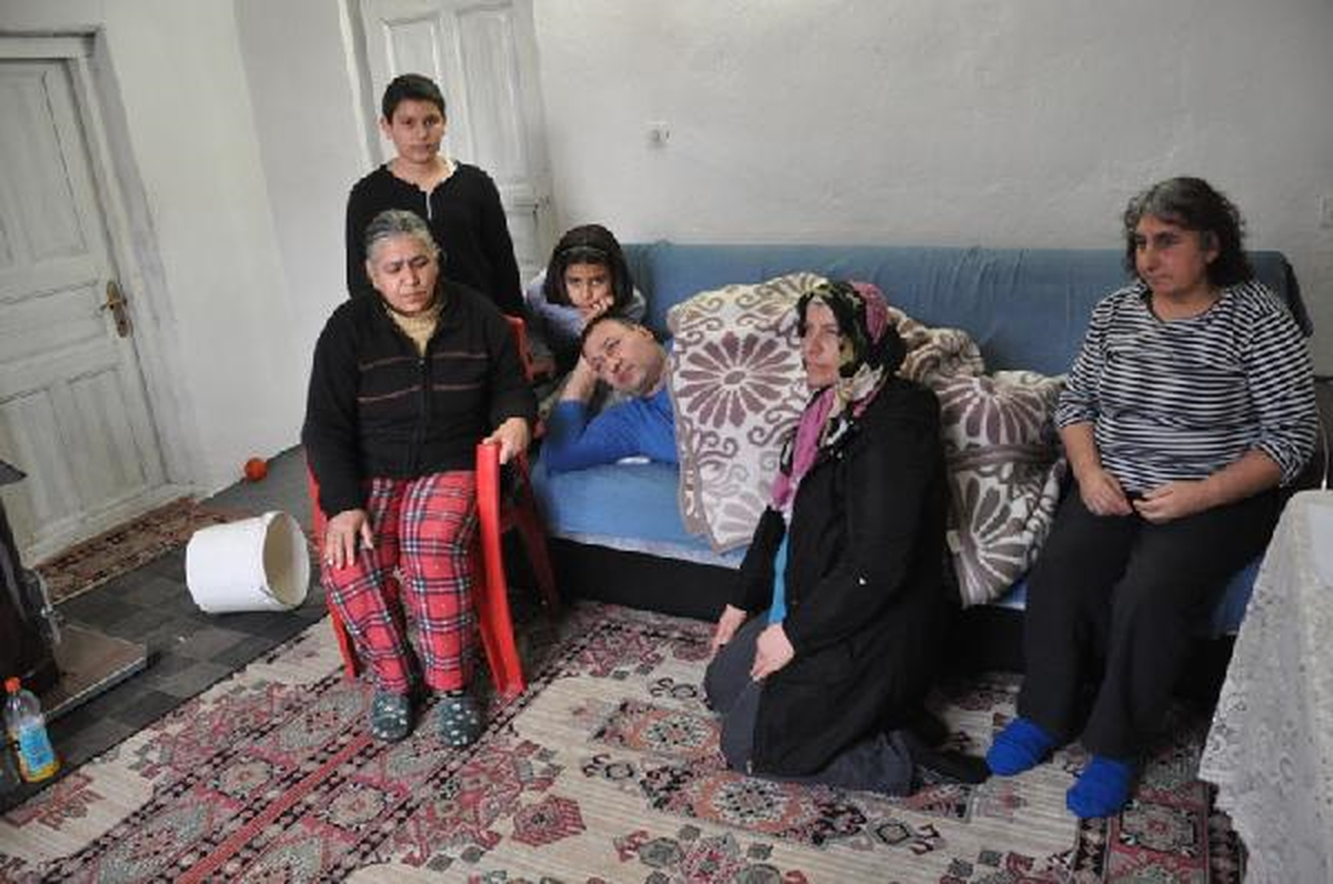 Baba Yatalak Olunca Aile Komşu Yardımıyla Geçiniyor