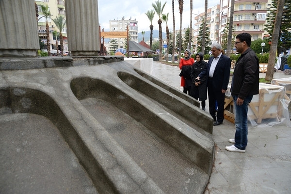 Başkan Çetinkaya, Cumhuriyet Meydanı\'nda İncelemelerde Bulundu