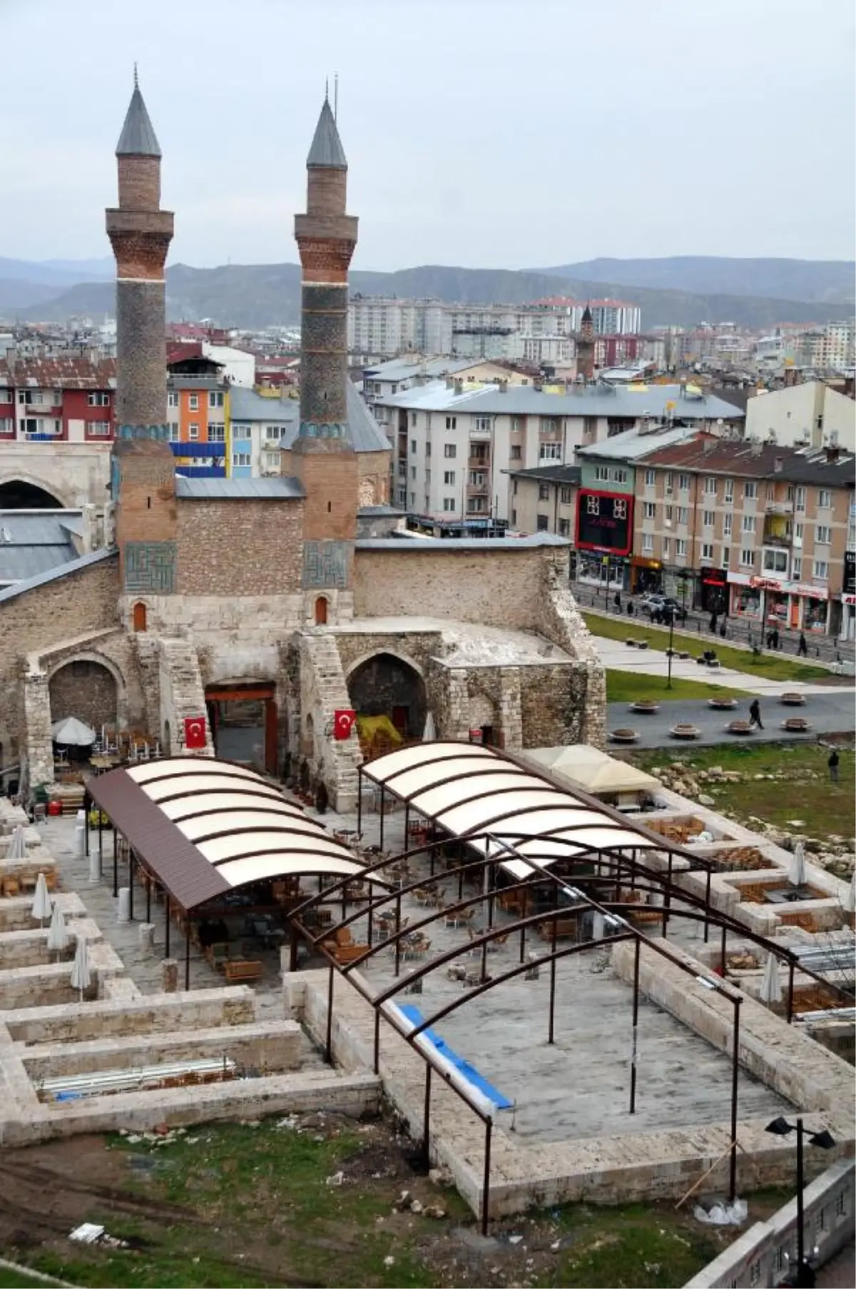 Çifte Minareli Medresede Kaçak Yapılaşma Durduruldu