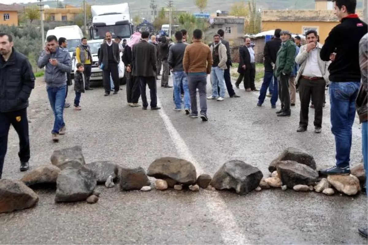 Cizre\'de Elektrik Kesintilerine İsyan Eden Köylüler Yolu Kapattı