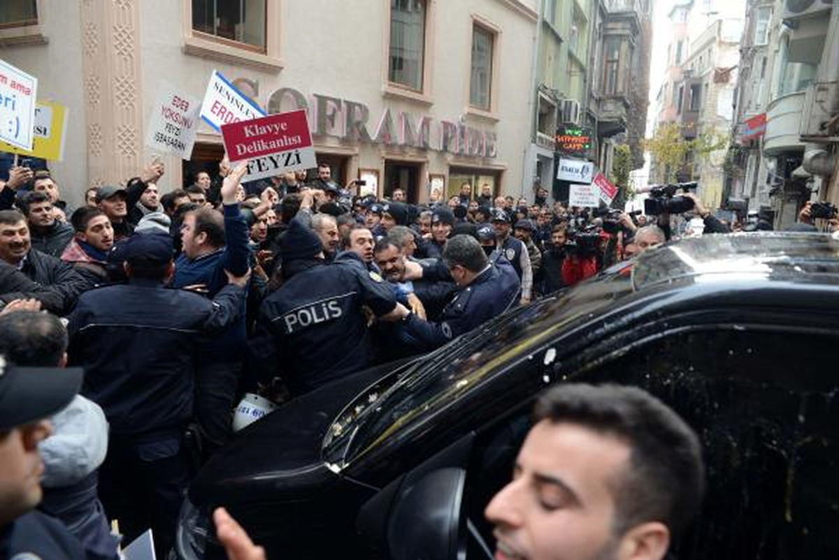 Eski Vekilin Bulunduğu Polis Aracı Ak Partililer Tarafından Yumurta Yağmuruna Tutuldu (2)