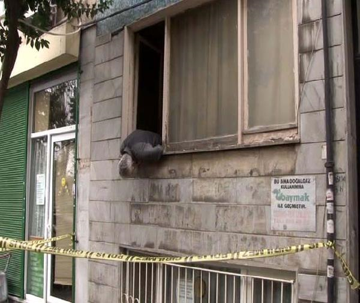 Evinin Penceresinden Sarkmış Halde Ölü Bulundu