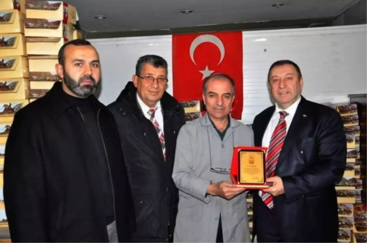 Hayatcan\'dan Hayırseverlere Plaket