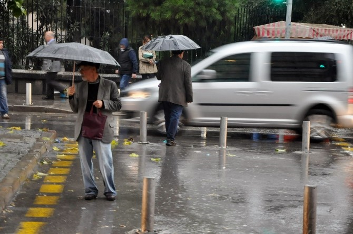 İzmir\'de Yağmur Hayatı Olumsuz Etkiledi