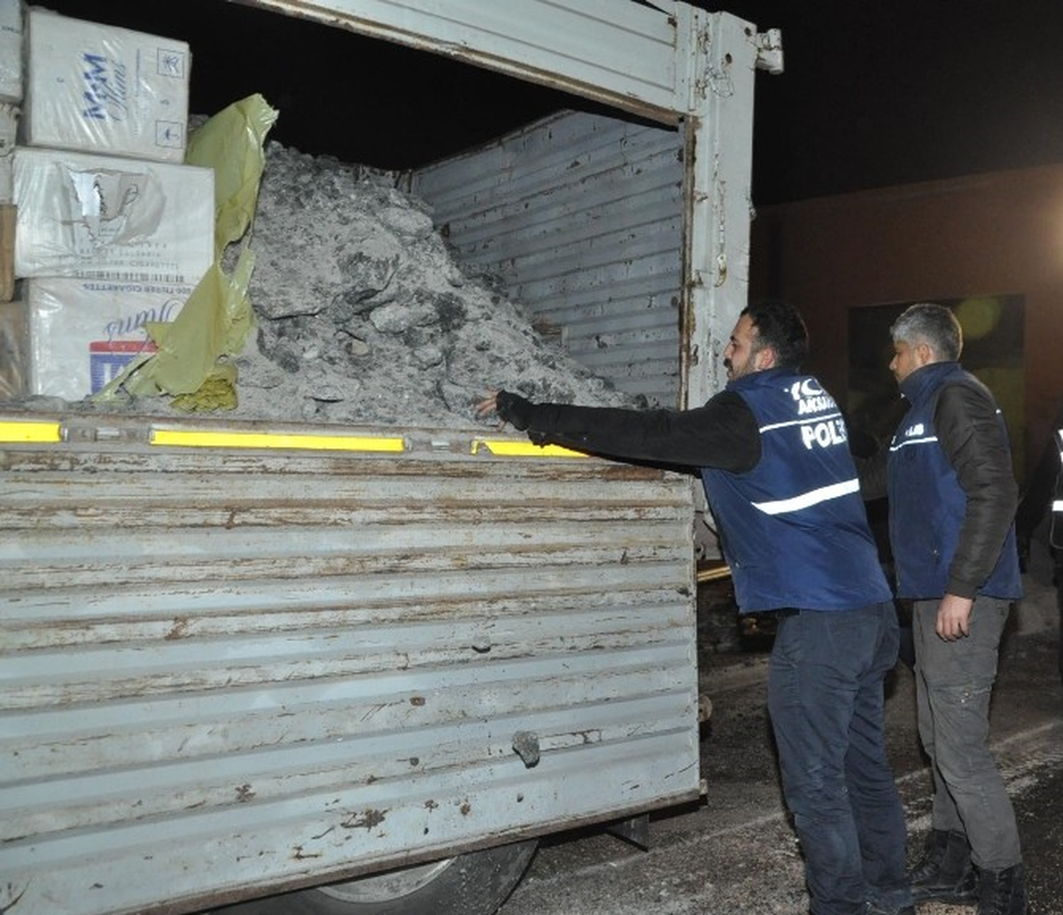 Aksaray\'da Kaya Tuzu Altında Kaçak Sigara Sevkiyatı