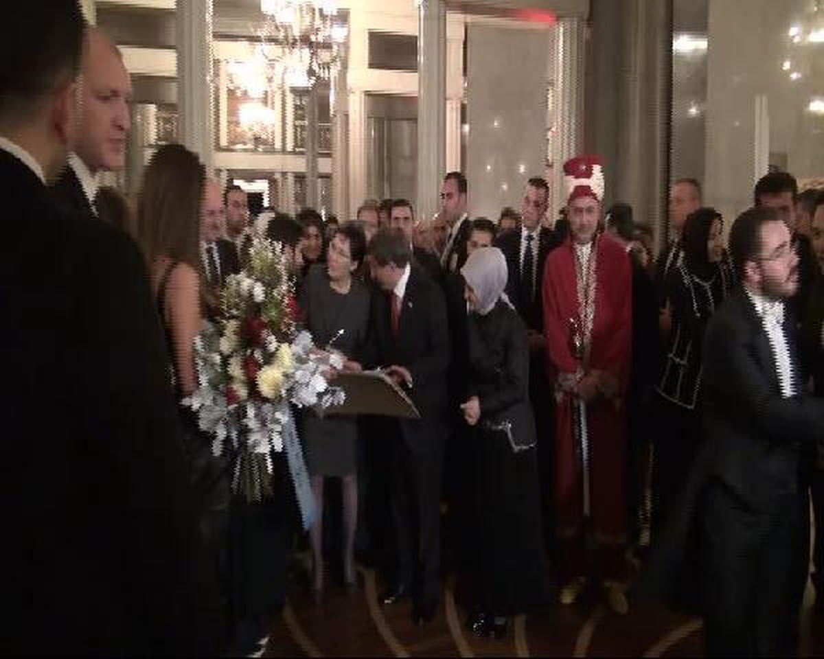 Konserde Yaptığı Ebru\'yu Başbakan Davutoğlu\'na Hediye Etti