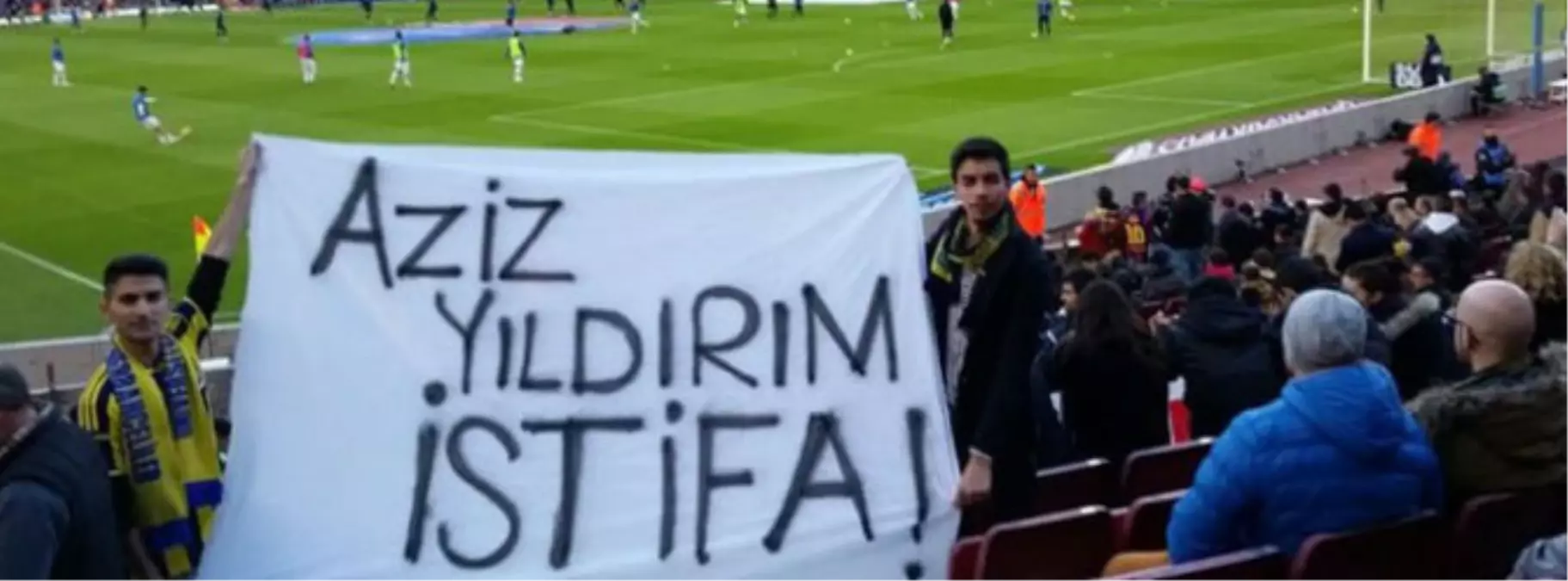 Nou Camp\'ta \'Aziz Yıldırım İstifa\' Pankartı