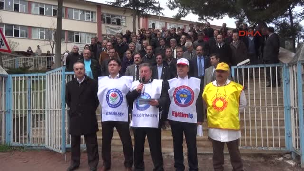 Bilecik\'te Öğretmenin Öğrenciler Tarafından Dövülmesine Tepki