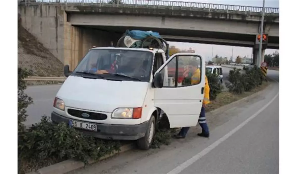 Samsun\'da Refüje Çarpan Kamyonetin Sürücüsü Öldü