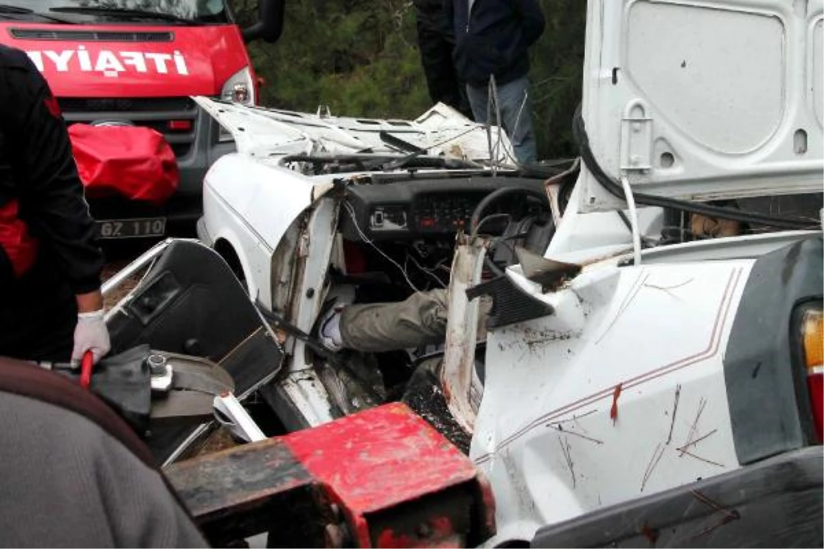 Şarampoldeki Ağaca Çarpıp İkiye Katlanan Otomobilin Sürücüsü Öldü