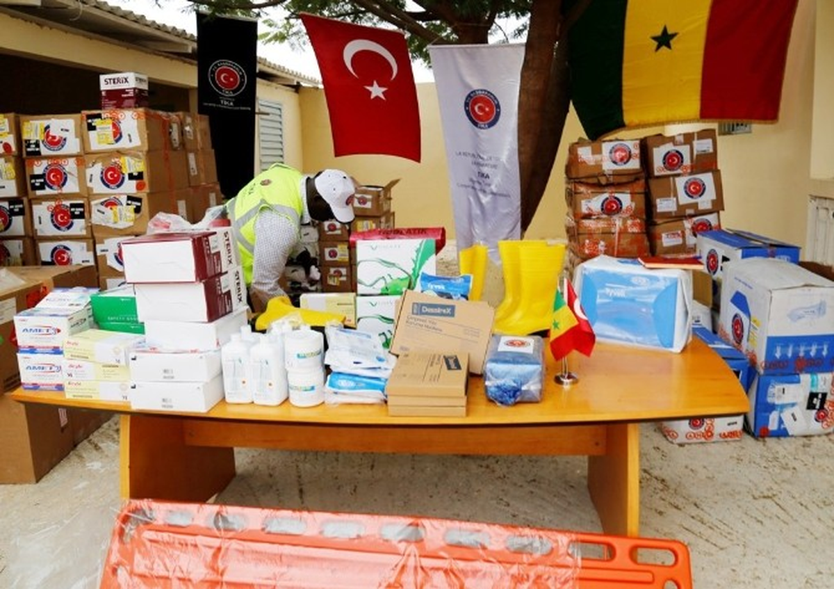 Senegal\'e Ebola Salgını ile Mücadelede Tıbbi Malzeme Desteği