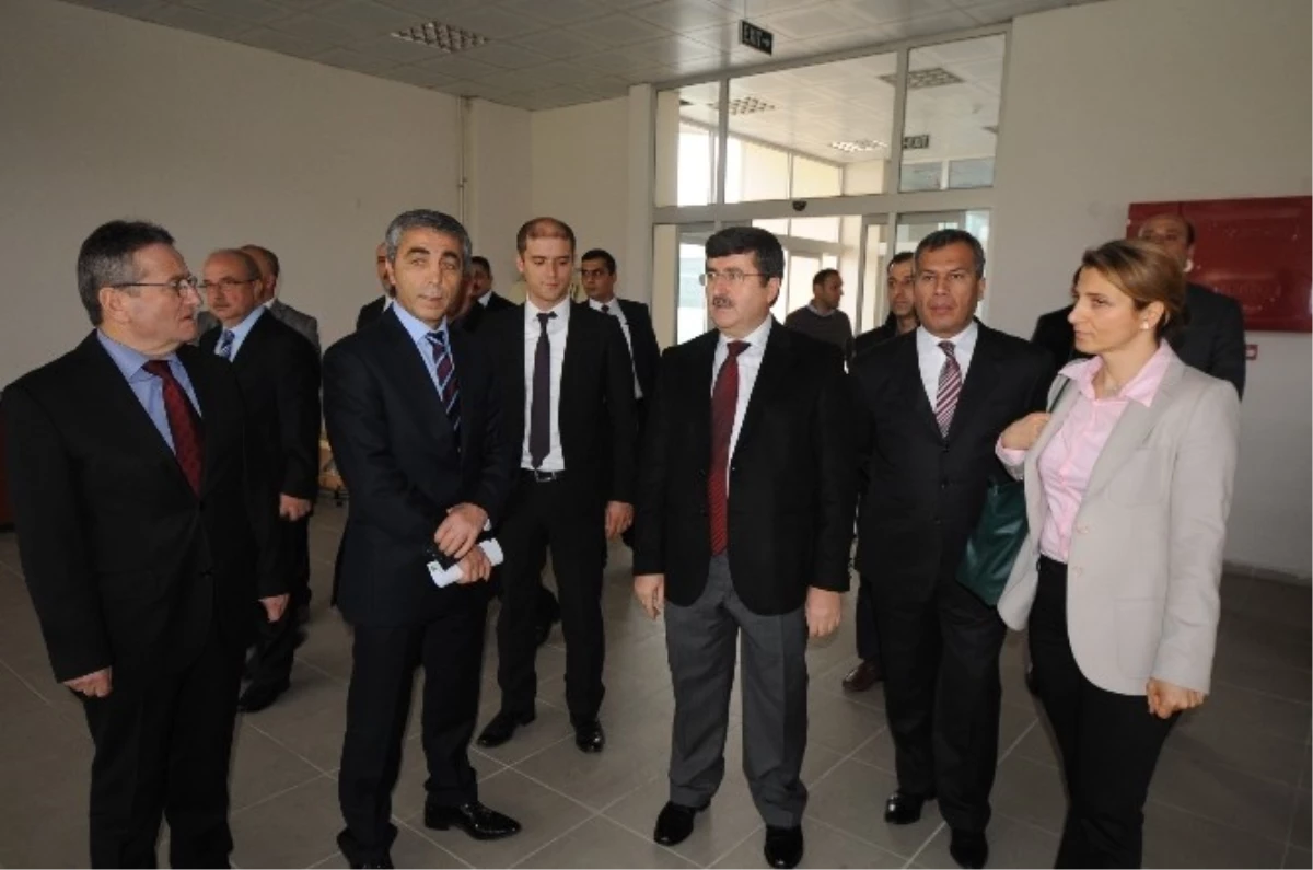 Vali Öz, Trabzon\'da Spor Tesislerinde İncelemelerde Bulundu