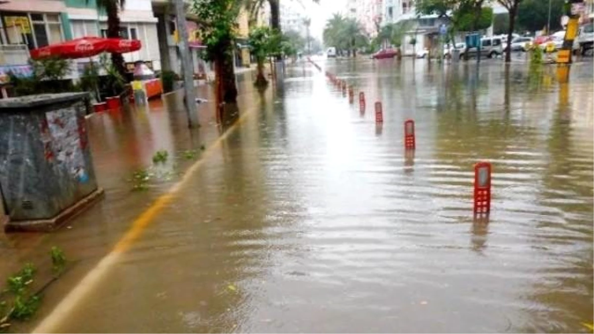 Antalya\'da Şiddetli Yağış Yaşamı Felç Etti, Okullar Tatil