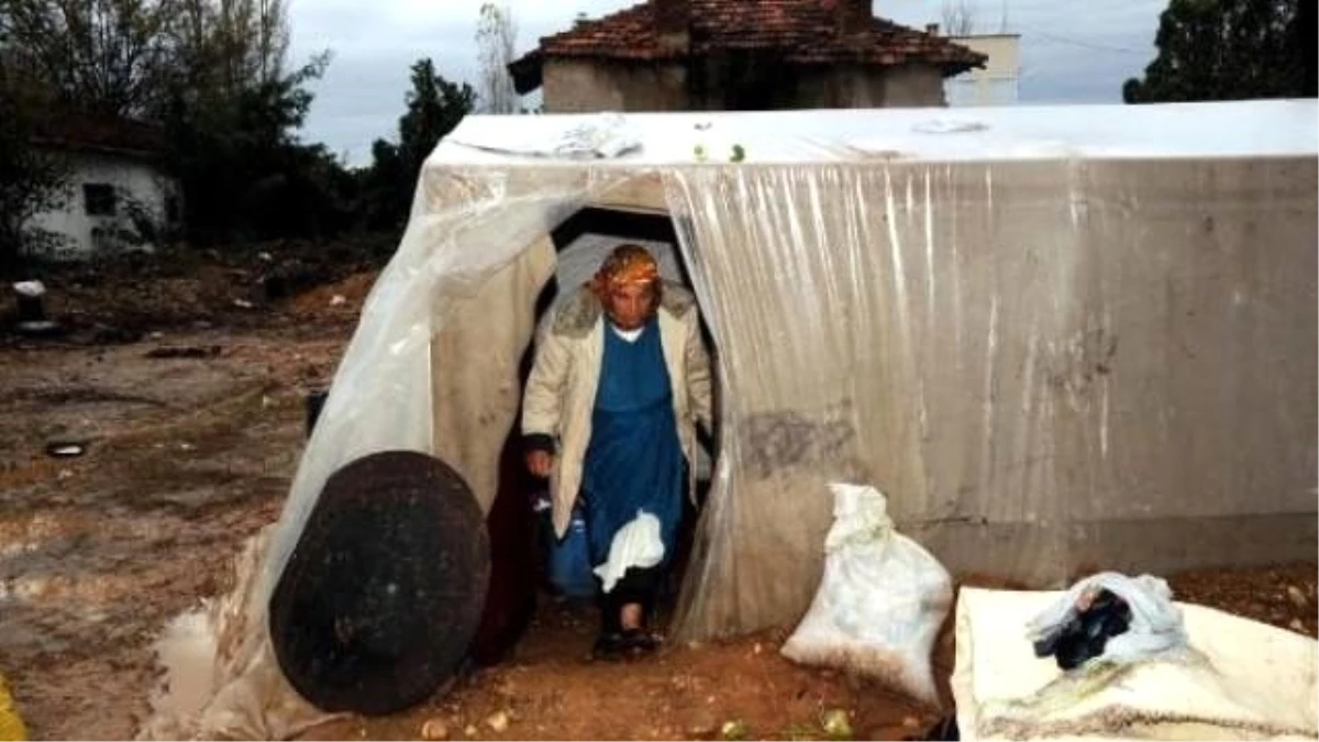 Antalya\'da Şiddetli Yağış Yaşamı Felç Etti, Okullar Tatil (5)