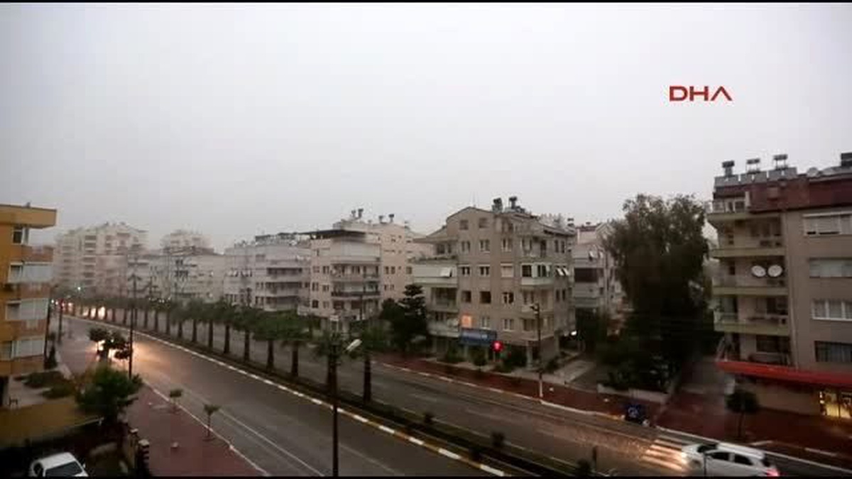 Antalya\'yı Şiddetli Yağış Felç Etti